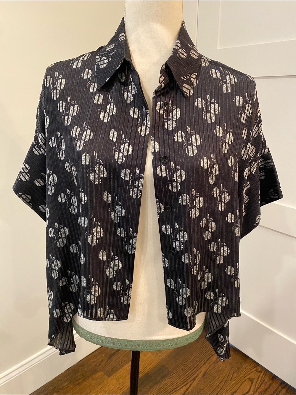Alice + Olivia Black High-low Short Sleeve Shirt with White Abstract Print
